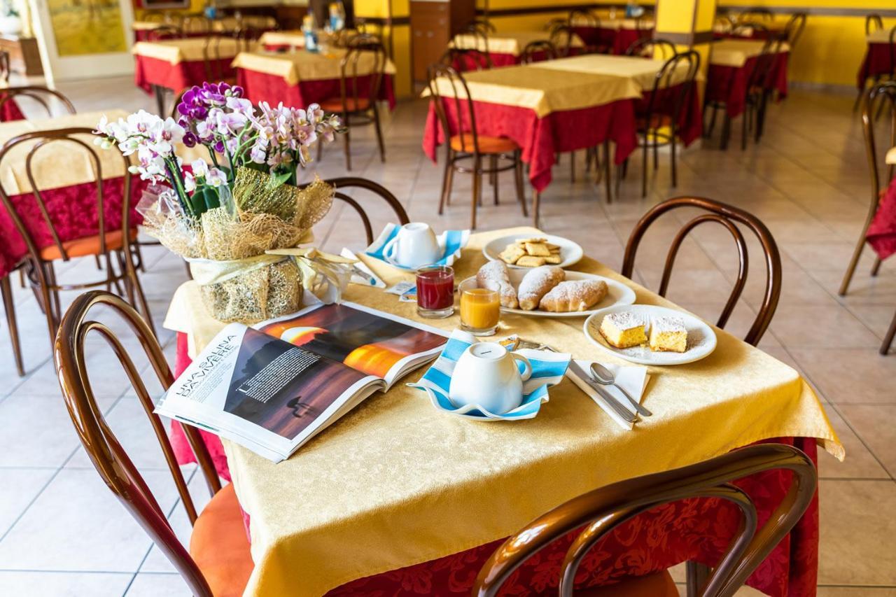 Hotel Zanella Cervia Bagian luar foto