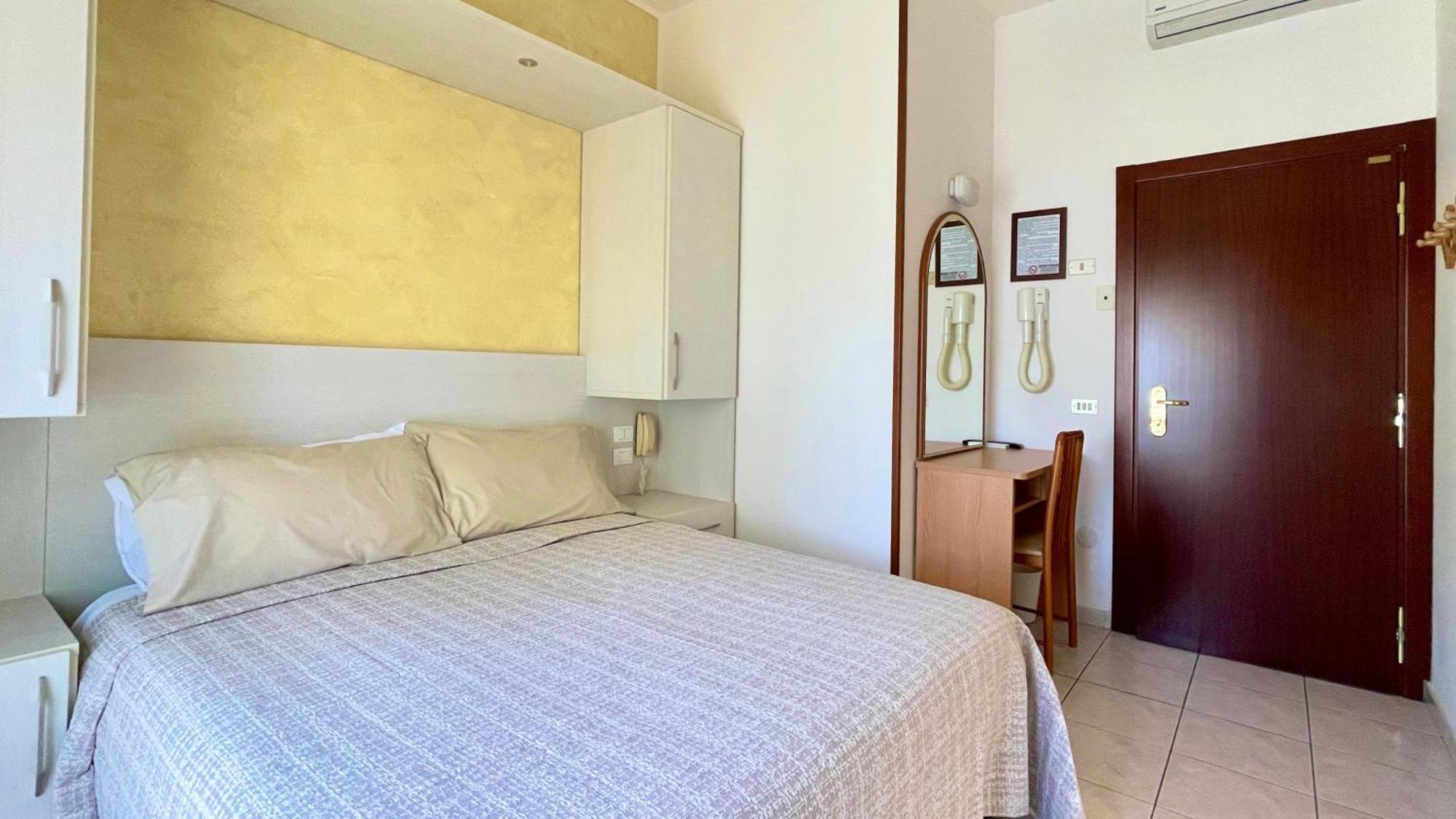 Hotel Zanella Cervia Bagian luar foto